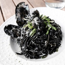 墨魚汁海鮮意粉  (人氣必食)